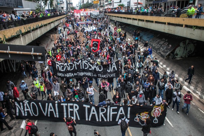 A June 19, 2014 São Paulo protest called by the Movimento Passe Livre (Free Fare Movement) to protest transport fares and conditions, but mischaracterized internationally as an “Antigovernment” and “World Cup” protest. The banner in front reads, “There will be no fare.” Photo. Oliver Kornblihtt/ Midia NINJA