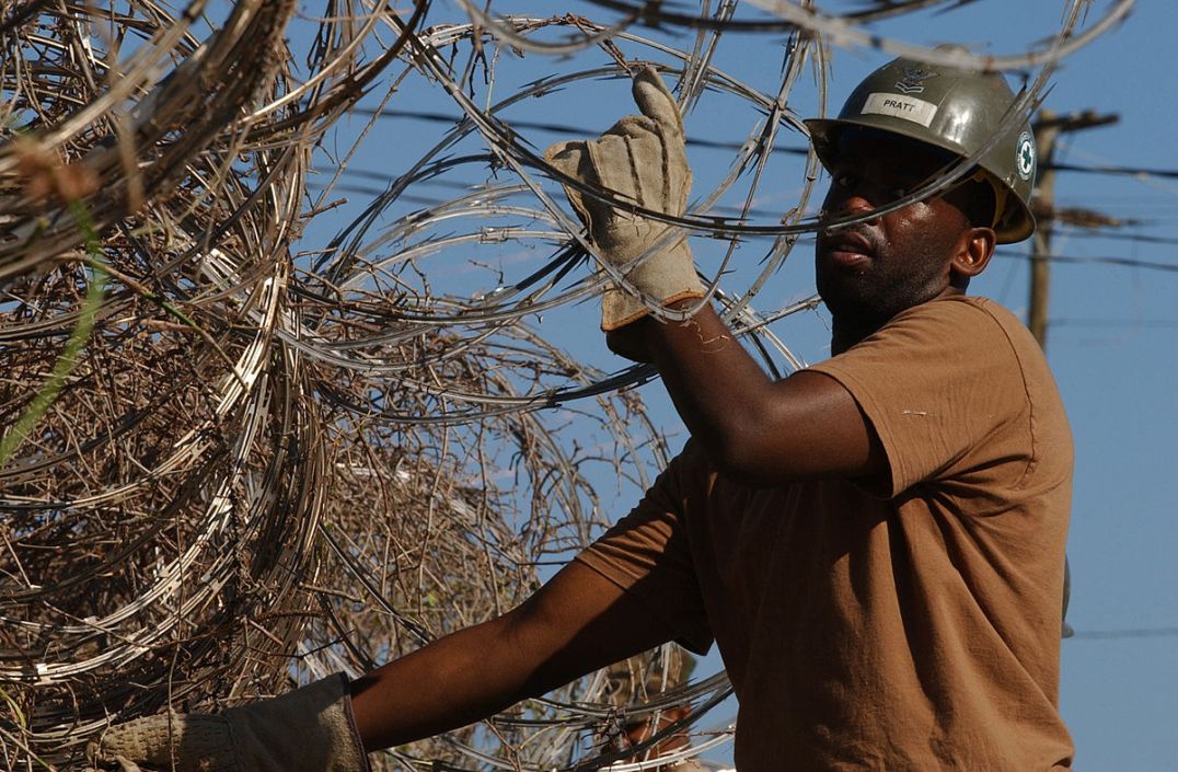 Installing_razor_wire_at_Camp_XRay,_Guantanamo